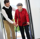 ayudar a caminar a ancianos con bastón o andador